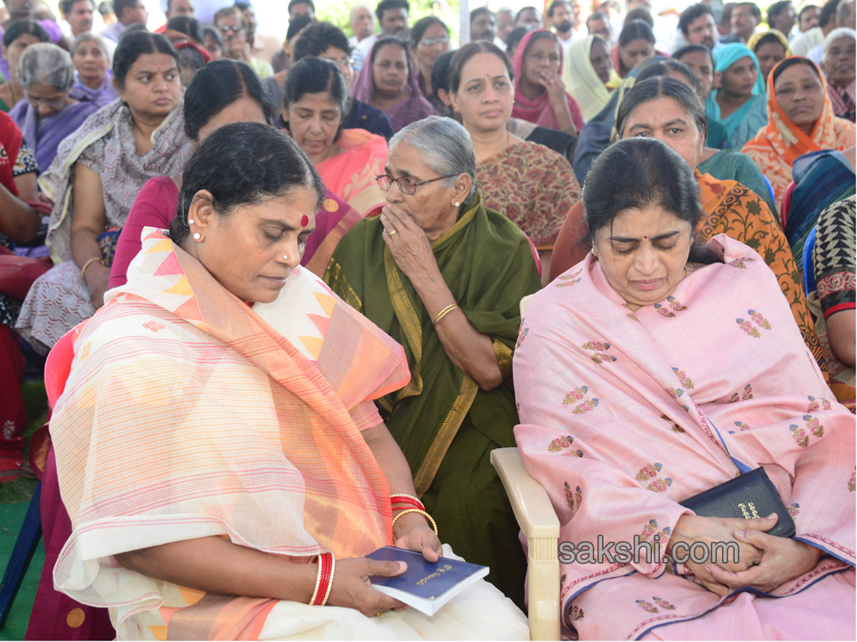 YS Vivekananda Reddy's last rites completed at Raja Reddy ghat - Sakshi16