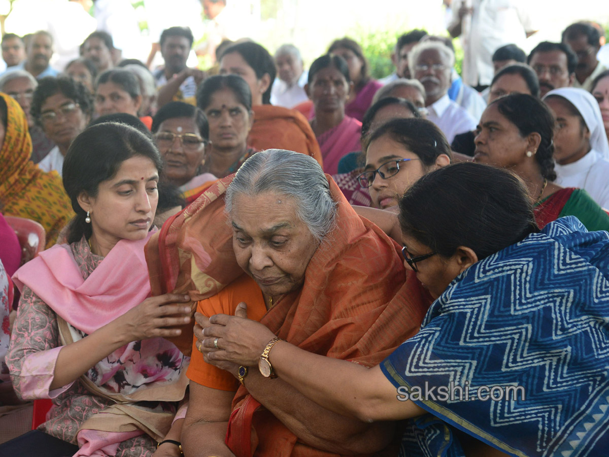 YS Vivekananda Reddy's last rites completed at Raja Reddy ghat - Sakshi17