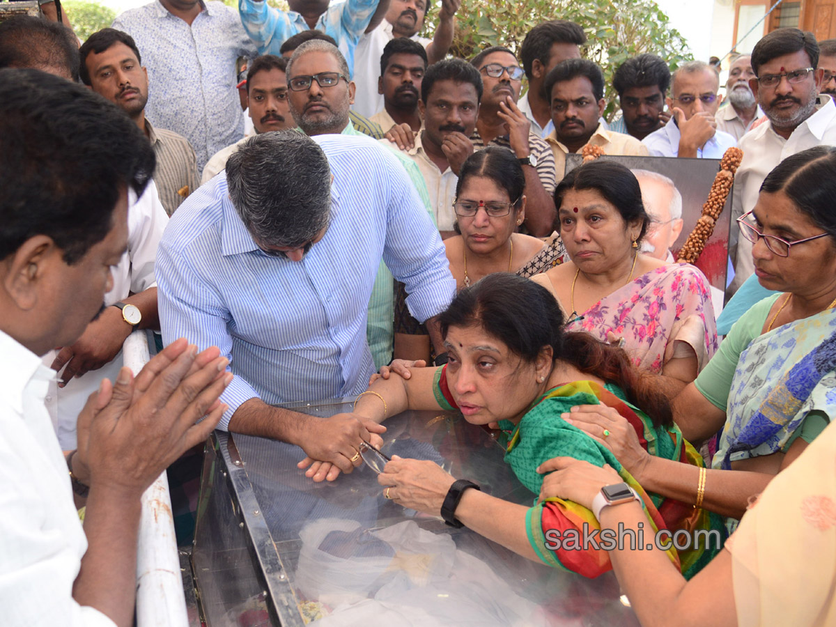 YS Vivekananda Reddy's last rites completed at Raja Reddy ghat - Sakshi18