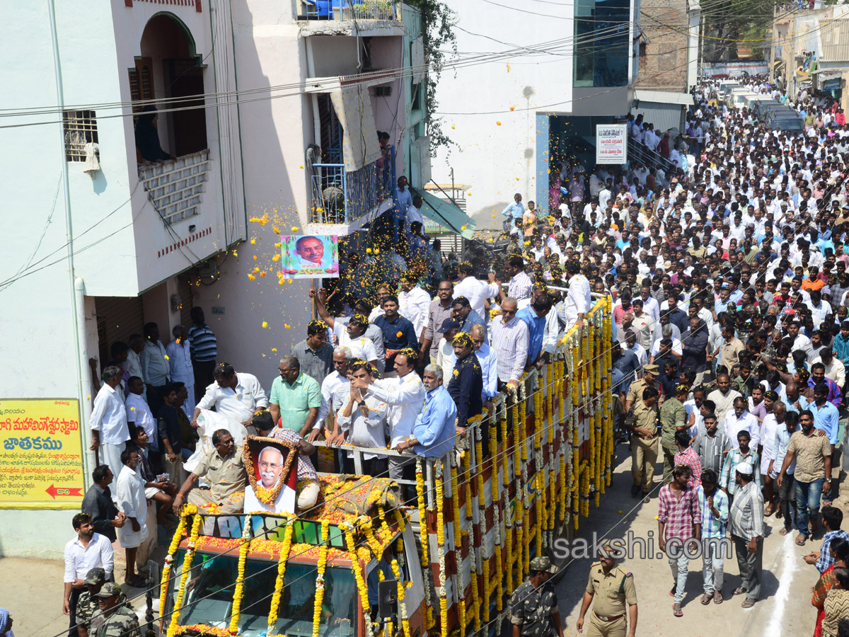 YS Vivekananda Reddy's last rites completed at Raja Reddy ghat - Sakshi2