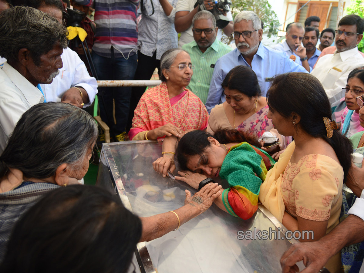 YS Vivekananda Reddy's last rites completed at Raja Reddy ghat - Sakshi19