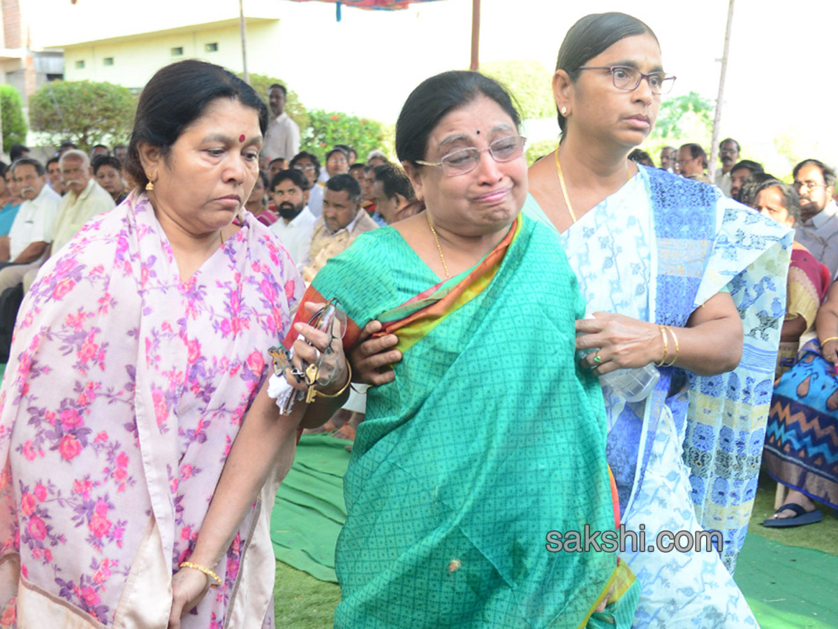 YS Vivekananda Reddy's last rites completed at Raja Reddy ghat - Sakshi20