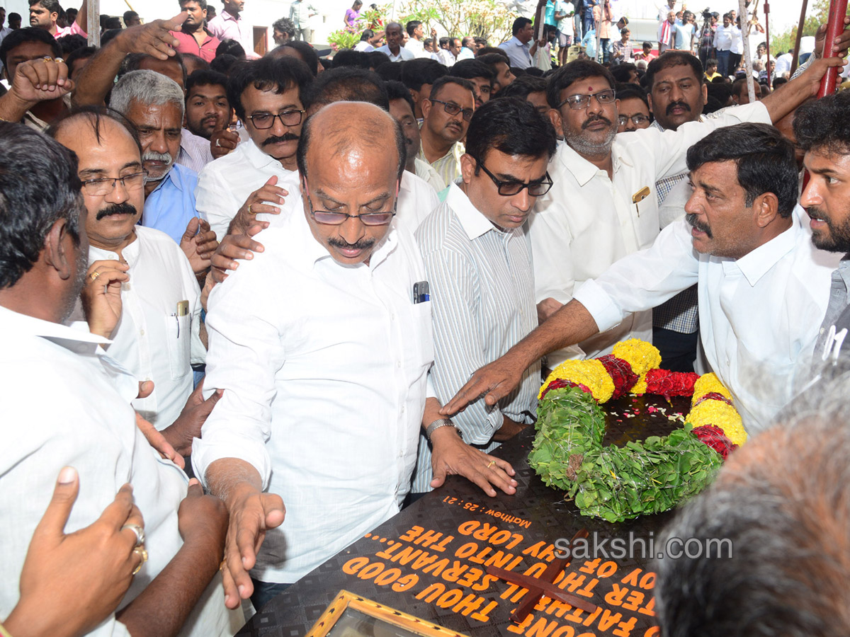 YS Vivekananda Reddy's last rites completed at Raja Reddy ghat - Sakshi22