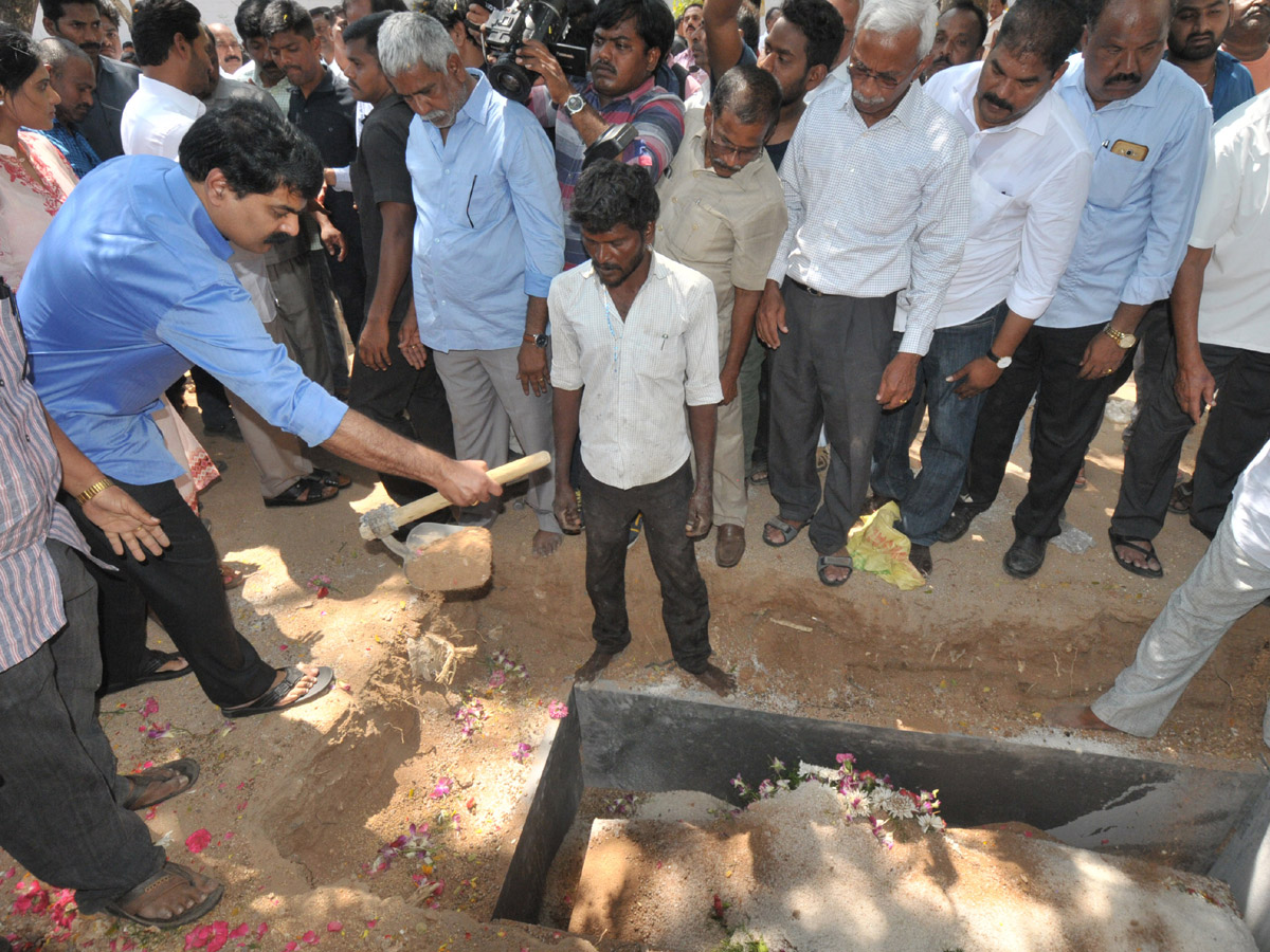YS Vivekananda Reddy's last rites completed at Raja Reddy ghat - Sakshi24