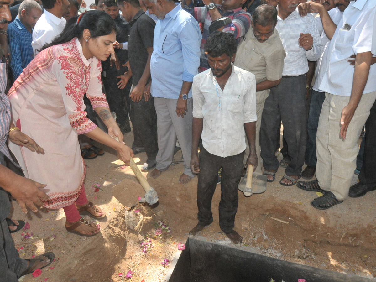 YS Vivekananda Reddy's last rites completed at Raja Reddy ghat - Sakshi25