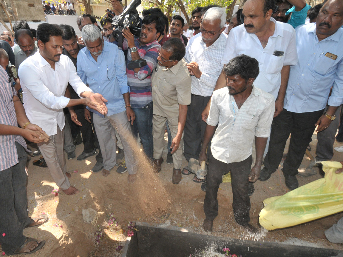 YS Vivekananda Reddy's last rites completed at Raja Reddy ghat - Sakshi1