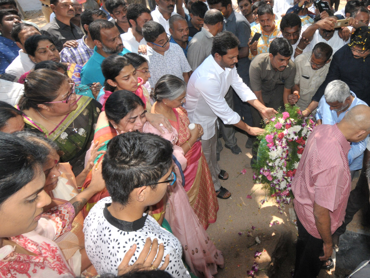 YS Vivekananda Reddy's last rites completed at Raja Reddy ghat - Sakshi29
