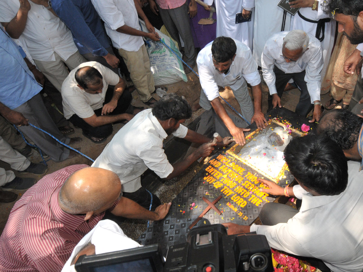 YS Vivekananda Reddy's last rites completed at Raja Reddy ghat - Sakshi30