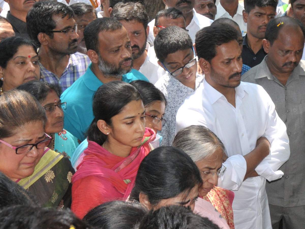 YS Vivekananda Reddy's last rites completed at Raja Reddy ghat - Sakshi31