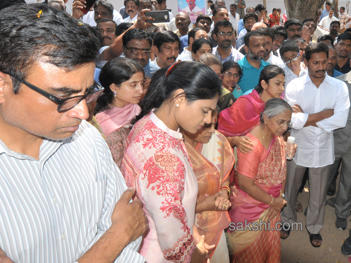 YS Vivekananda Reddy's last rites completed at Raja Reddy ghat - Sakshi32