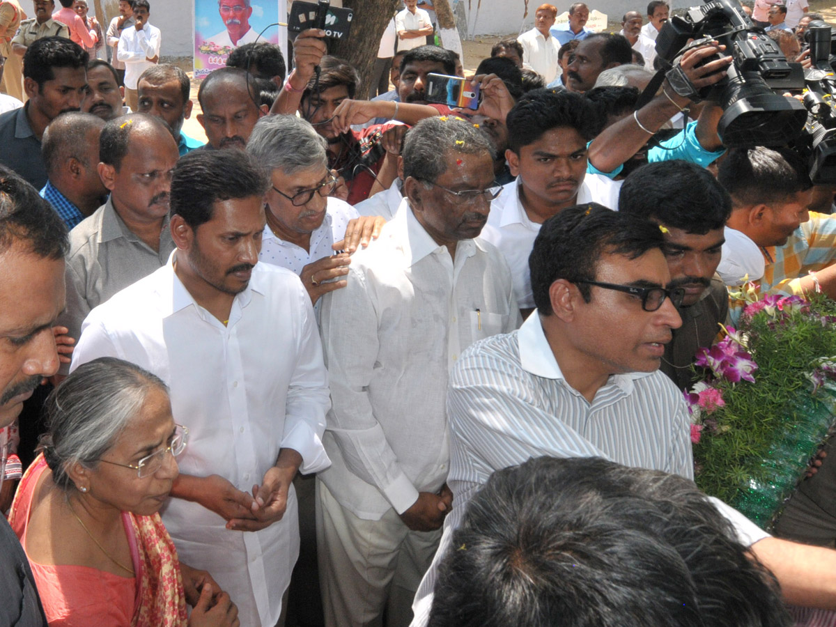 YS Vivekananda Reddy's last rites completed at Raja Reddy ghat - Sakshi33