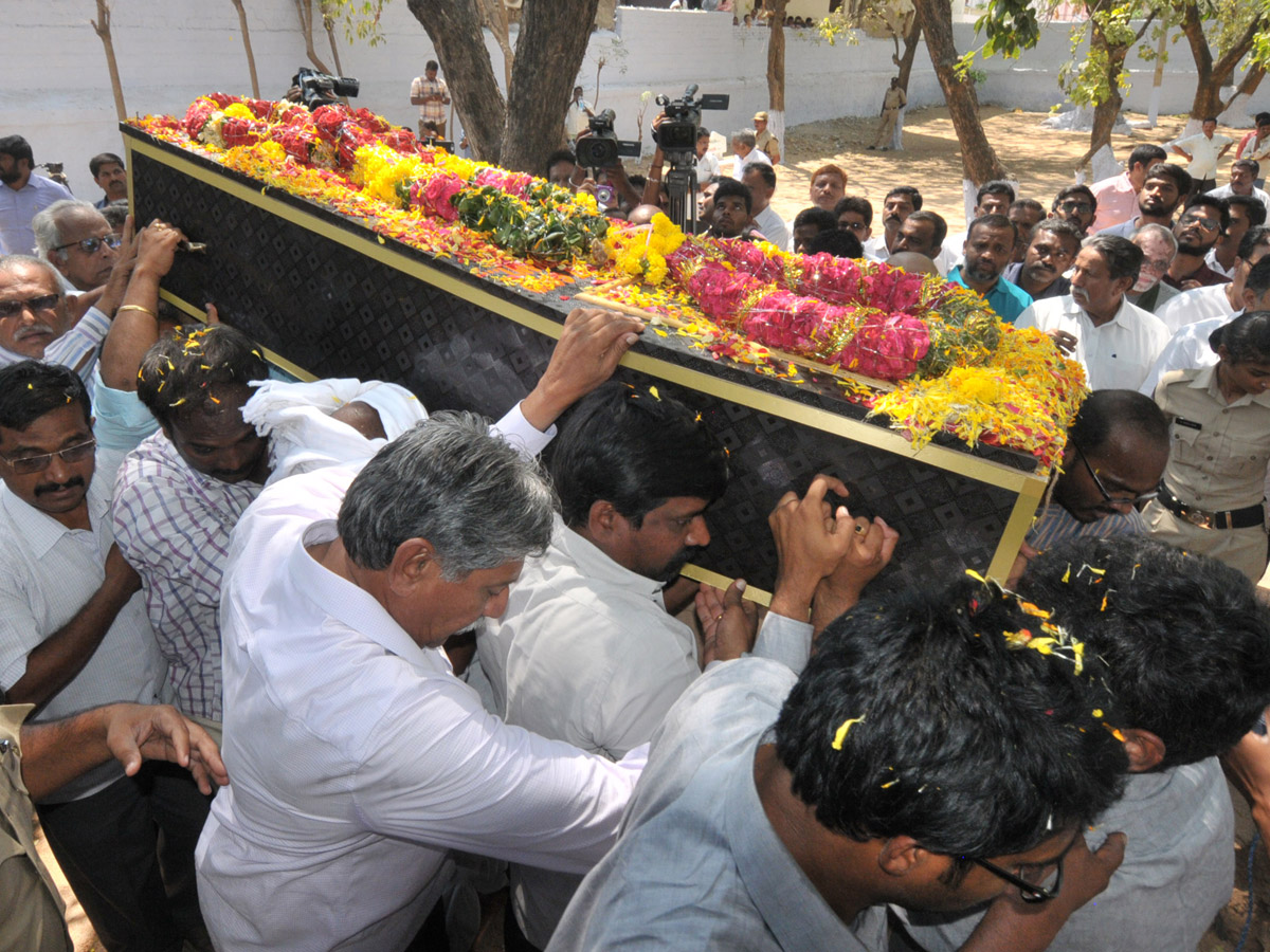 YS Vivekananda Reddy's last rites completed at Raja Reddy ghat - Sakshi34