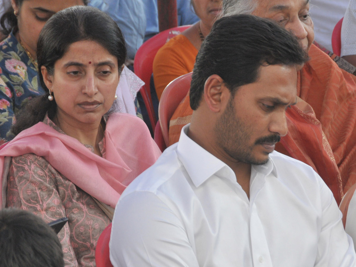 YS Vivekananda Reddy's last rites completed at Raja Reddy ghat - Sakshi35