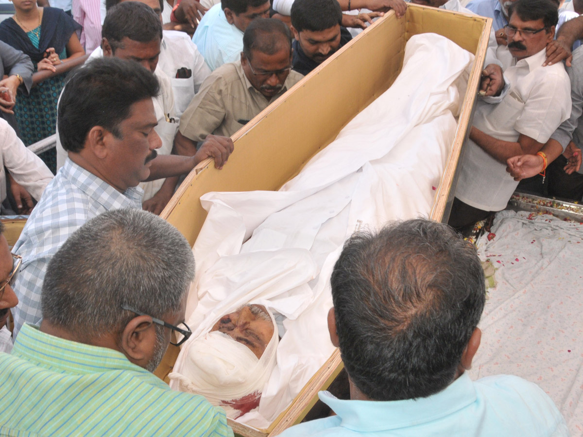 YS Vivekananda Reddy's last rites completed at Raja Reddy ghat - Sakshi36