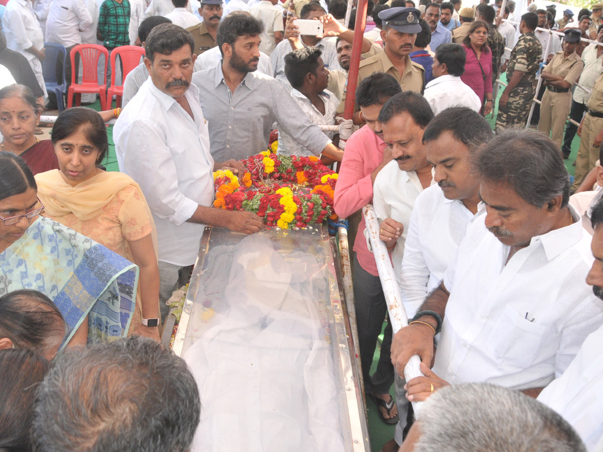 YS Vivekananda Reddy's last rites completed at Raja Reddy ghat - Sakshi37