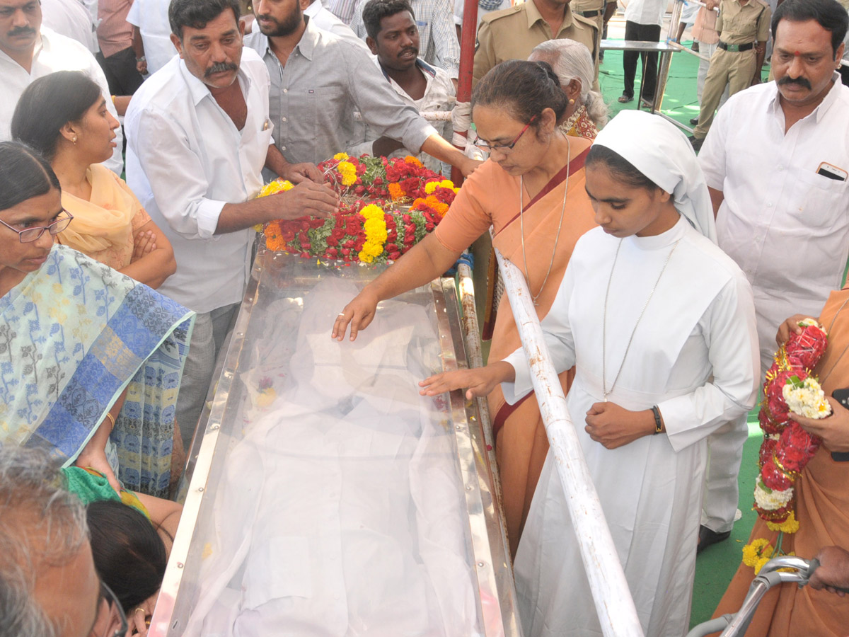 YS Vivekananda Reddy's last rites completed at Raja Reddy ghat - Sakshi38
