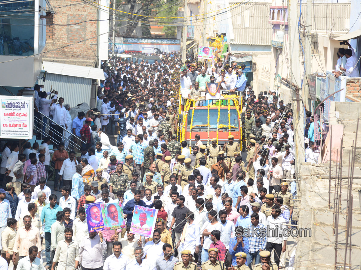 YS Vivekananda Reddy's last rites completed at Raja Reddy ghat - Sakshi3