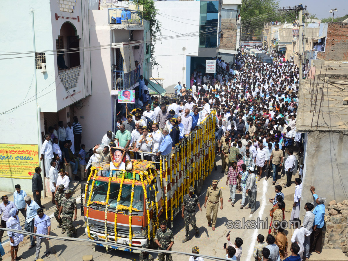 YS Vivekananda Reddy's last rites completed at Raja Reddy ghat - Sakshi4