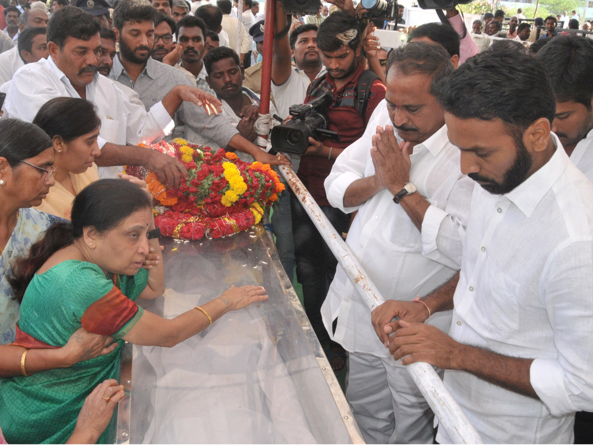 YS Vivekananda Reddy's last rites completed at Raja Reddy ghat - Sakshi40