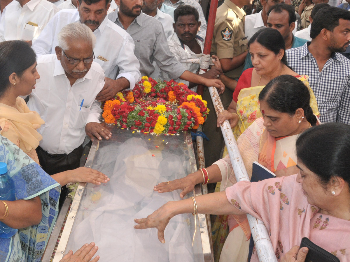 YS Vivekananda Reddy's last rites completed at Raja Reddy ghat - Sakshi41