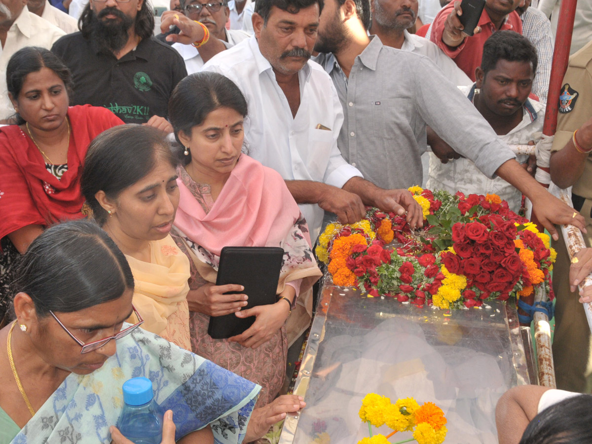 YS Vivekananda Reddy's last rites completed at Raja Reddy ghat - Sakshi42