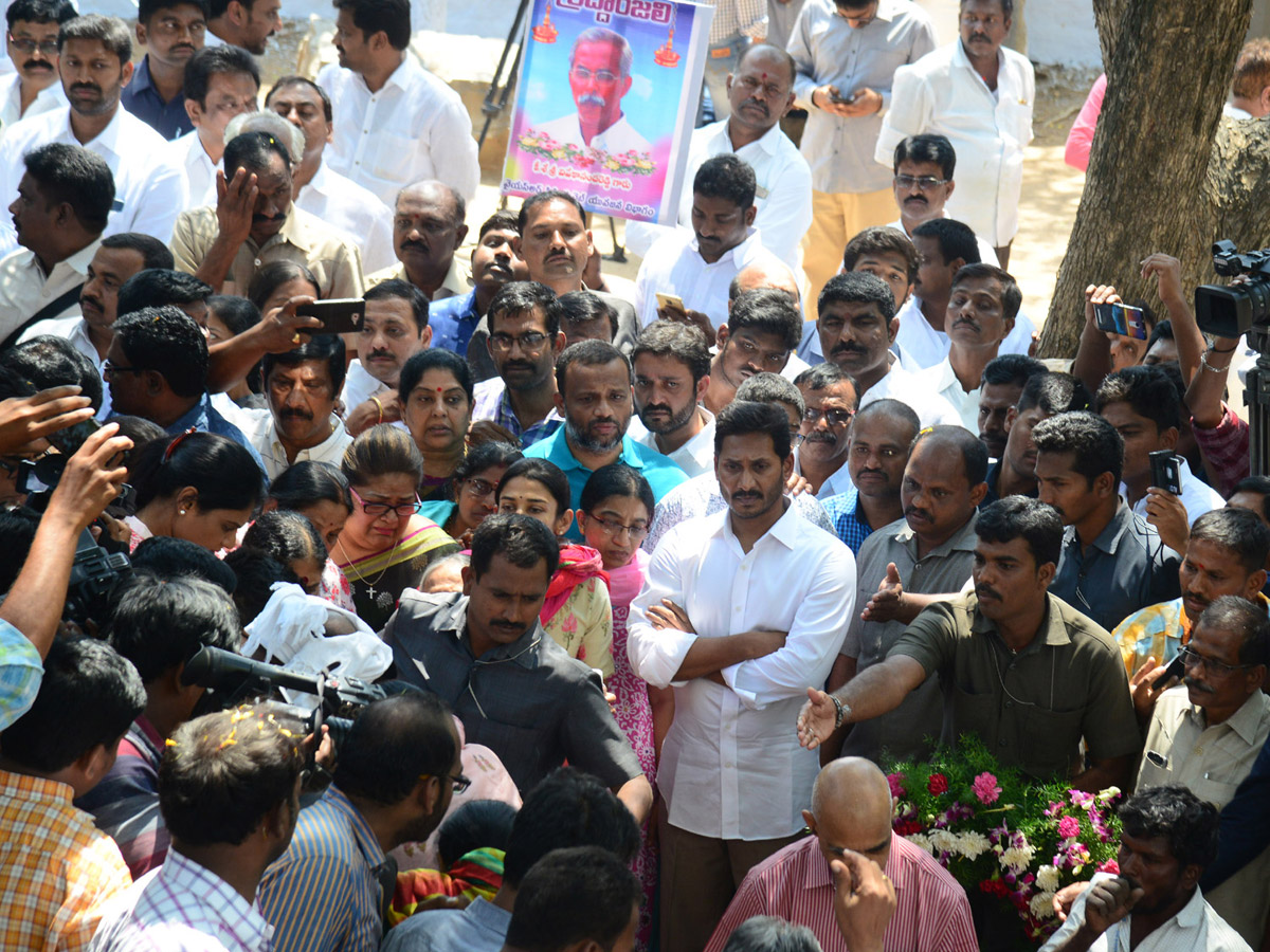 YS Vivekananda Reddy's last rites completed at Raja Reddy ghat - Sakshi44