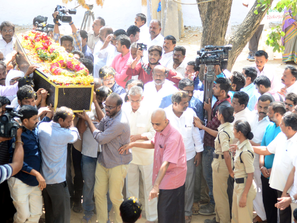 YS Vivekananda Reddy's last rites completed at Raja Reddy ghat - Sakshi45