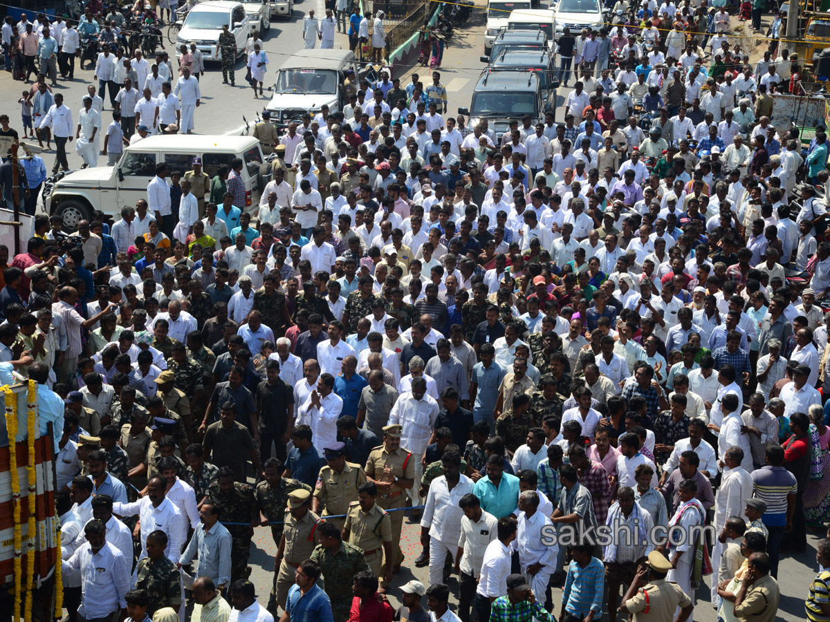 YS Vivekananda Reddy's last rites completed at Raja Reddy ghat - Sakshi6
