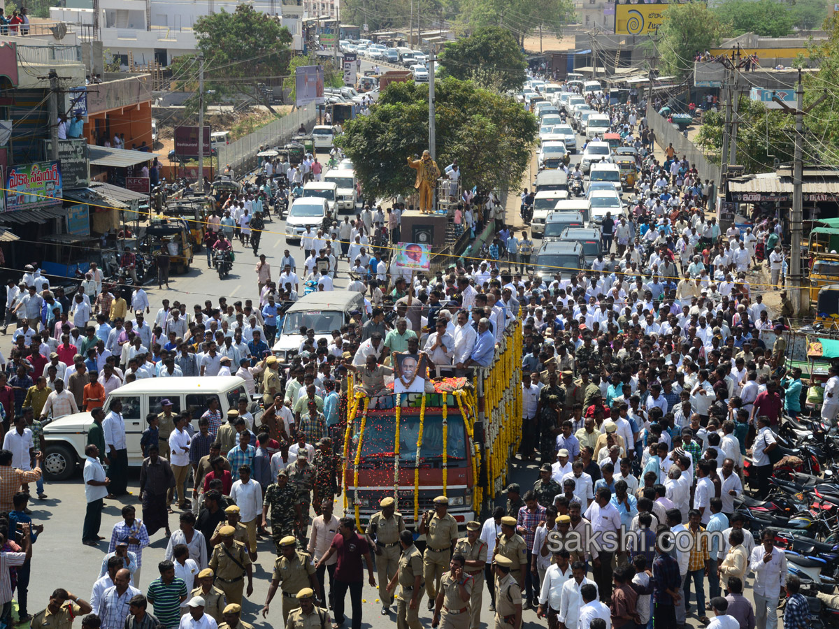 YS Vivekananda Reddy's last rites completed at Raja Reddy ghat - Sakshi8