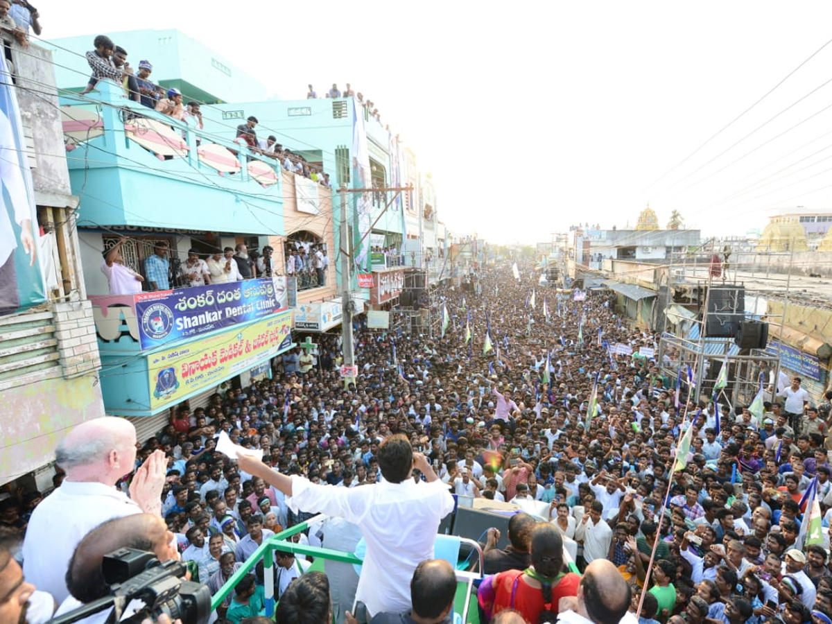  YS Jagan public meeting at Mandapeta  Photo Gallery - Sakshi12