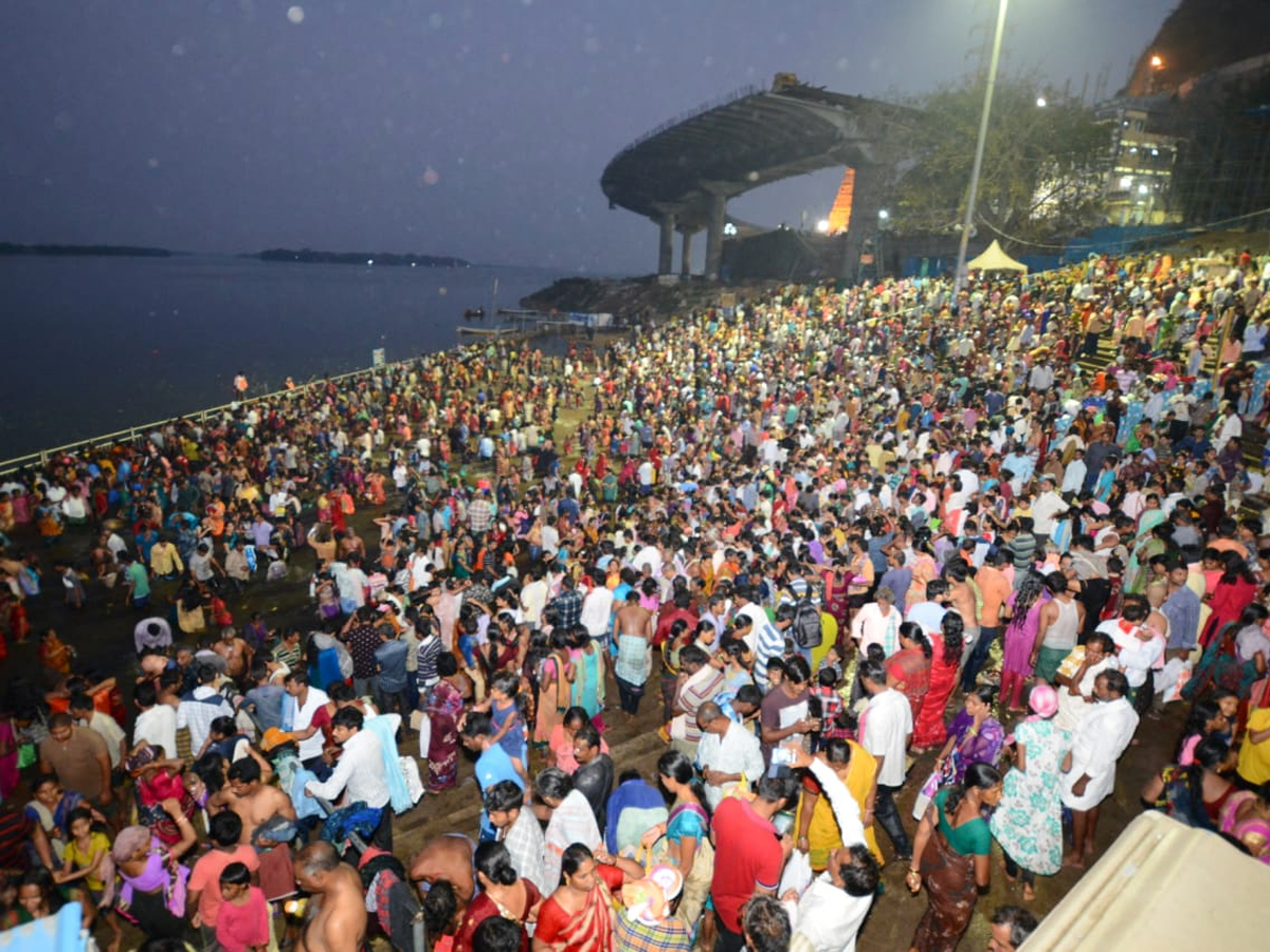Pilgrims bathing on Occasion of Maha Shivratri at Krishna River Photo Gallery - Sakshi2
