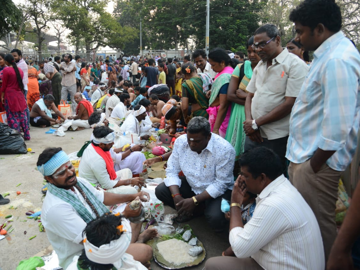 Pilgrims bathing on Occasion of Maha Shivratri at Krishna River Photo Gallery - Sakshi3