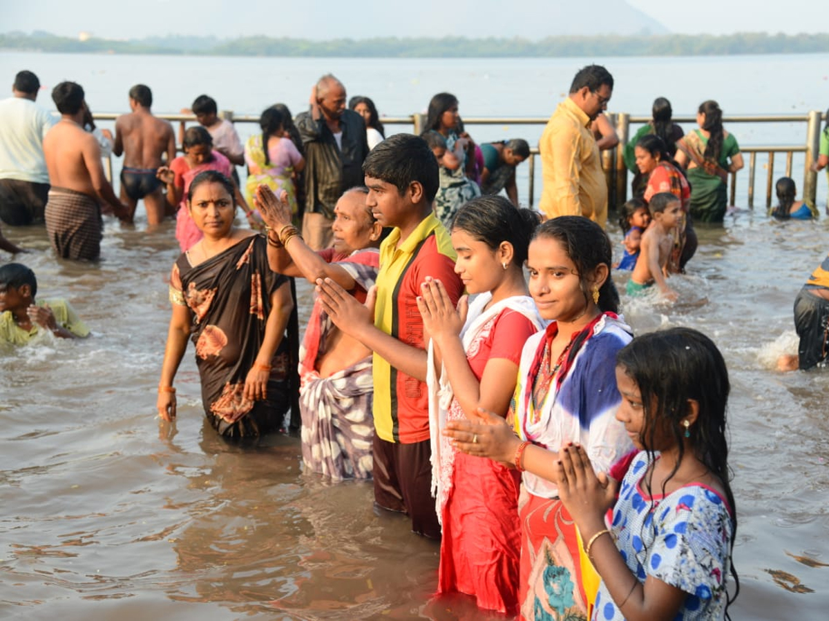 Pilgrims bathing on Occasion of Maha Shivratri at Krishna River Photo Gallery - Sakshi4