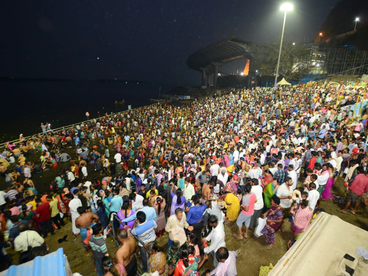 Pilgrims bathing on Occasion of Maha Shivratri at Krishna River Photo Gallery - Sakshi5
