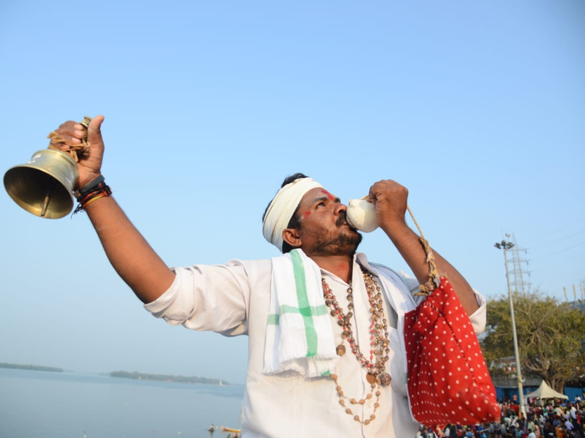Pilgrims bathing on Occasion of Maha Shivratri at Krishna River Photo Gallery - Sakshi6