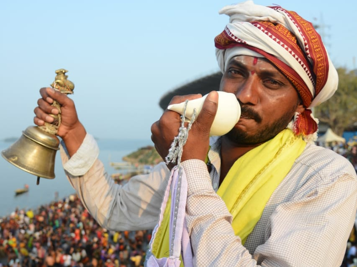 Pilgrims bathing on Occasion of Maha Shivratri at Krishna River Photo Gallery - Sakshi7