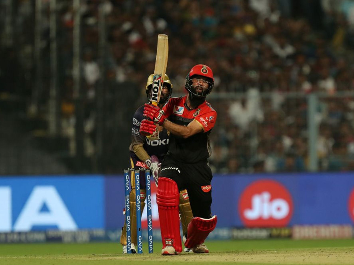 royal challengers won 10 runs kolkata knight riders - Sakshi10