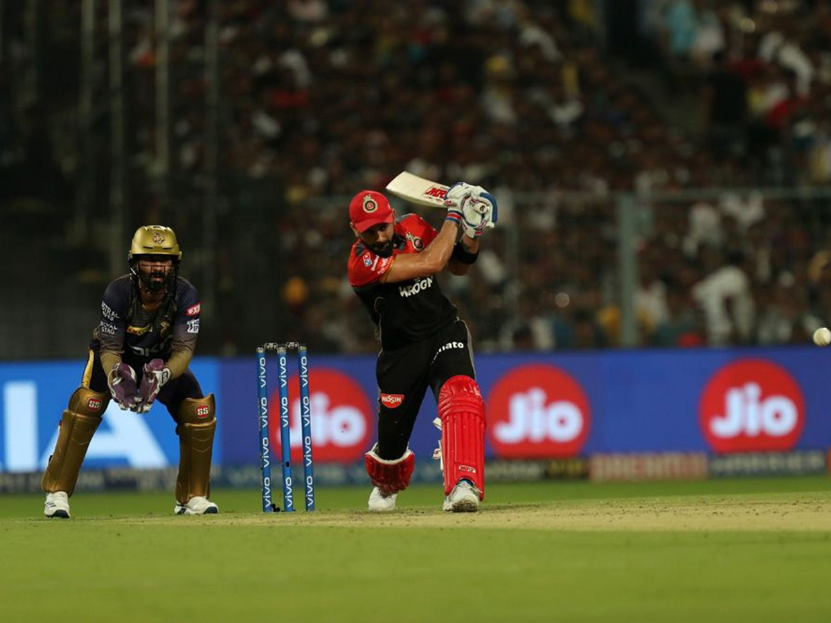 royal challengers won 10 runs kolkata knight riders - Sakshi11