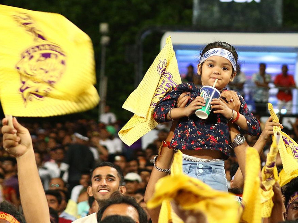 royal challengers won 10 runs kolkata knight riders - Sakshi20