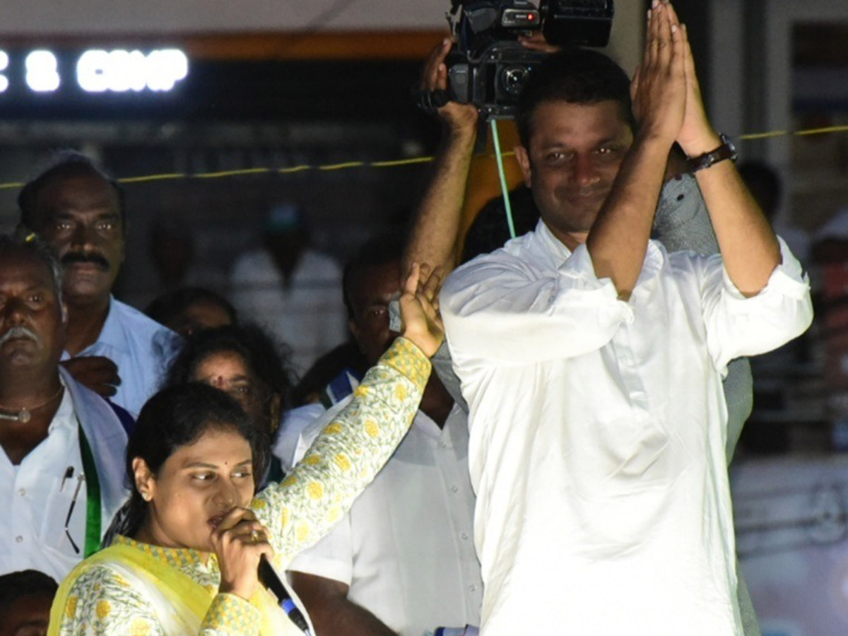 YS Sharmila Sharmila Speech In Kaikaluru Public Meeting Photo Gallery - Sakshi10