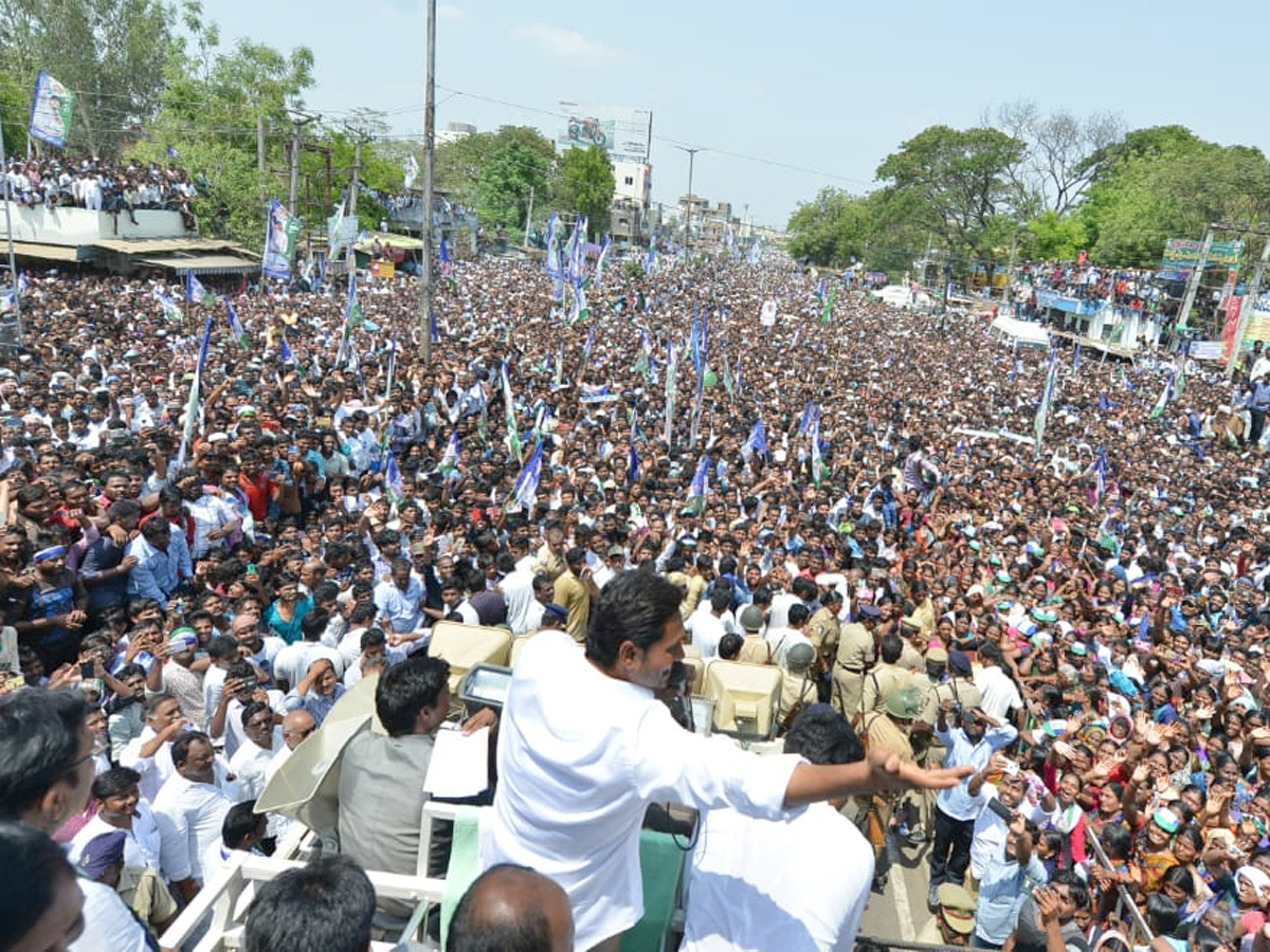 YS jagan public meeting at sattenapalli Photo Gallery - Sakshi2