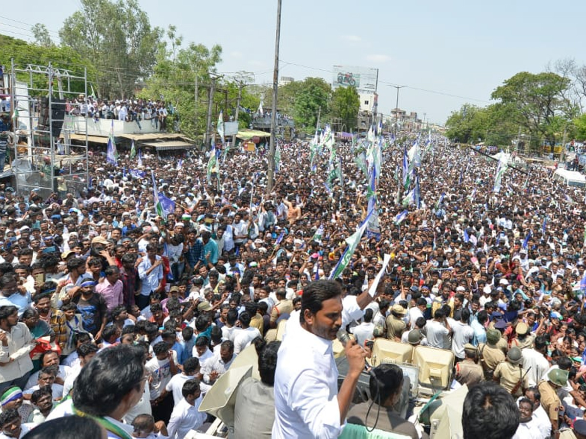 YS jagan public meeting at sattenapalli Photo Gallery - Sakshi3