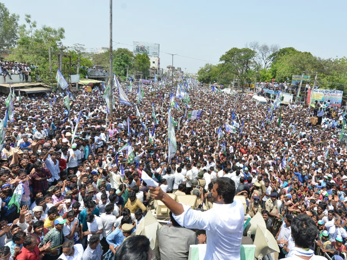 YS jagan public meeting at sattenapalli Photo Gallery - Sakshi4