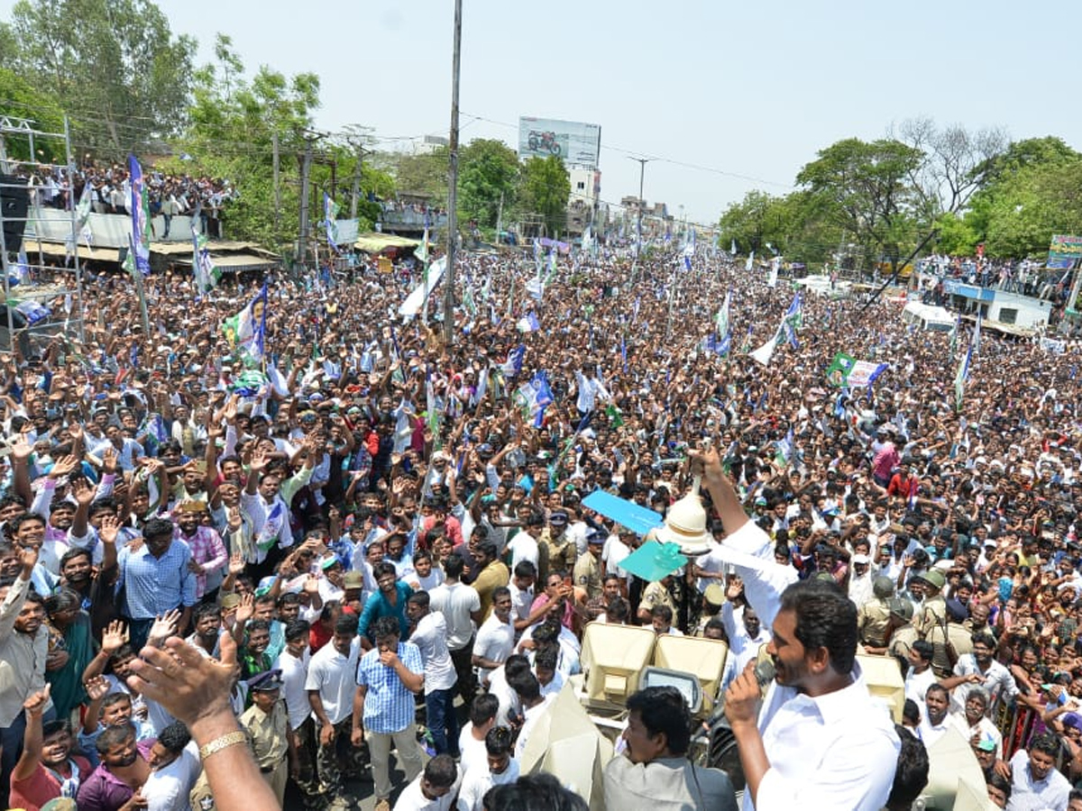 YS jagan public meeting at sattenapalli Photo Gallery - Sakshi5