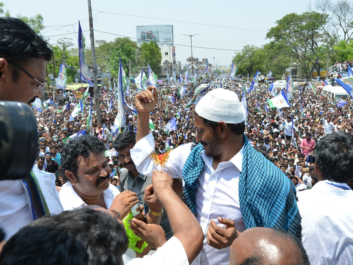 YS jagan public meeting at sattenapalli Photo Gallery - Sakshi6