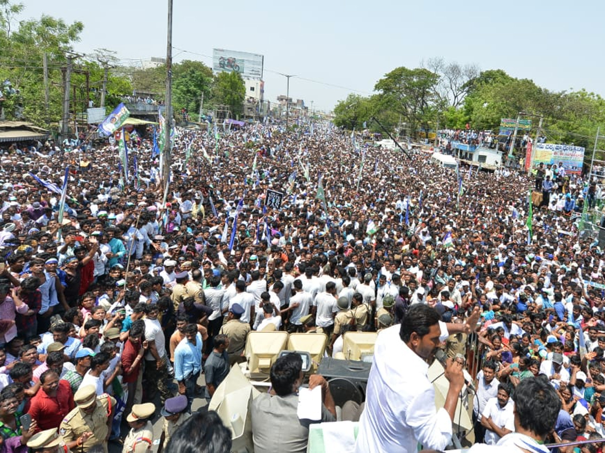 YS jagan public meeting at sattenapalli Photo Gallery - Sakshi7