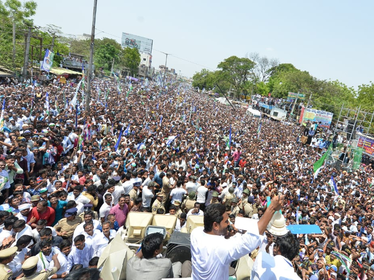 YS jagan public meeting at sattenapalli Photo Gallery - Sakshi9
