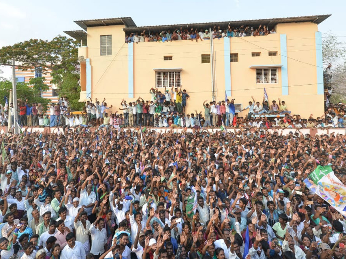 ys jagan election meeting In Kalyanadurgam Photo Gallery - Sakshi11