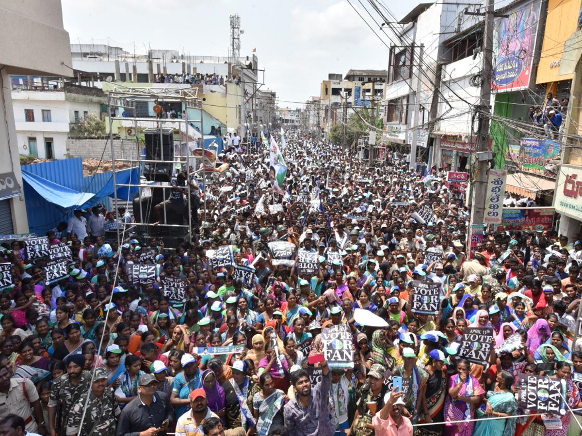 YS Sharmila Reddy public meeting at thanuku Photo Gallery - Sakshi2