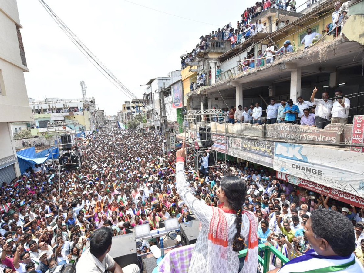 YS Sharmila Reddy public meeting at thanuku Photo Gallery - Sakshi3